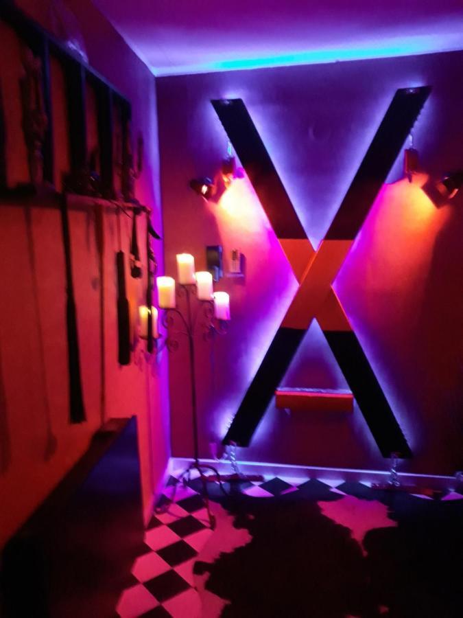Love Room Le Rouge Et Noir Barr Exterior photo