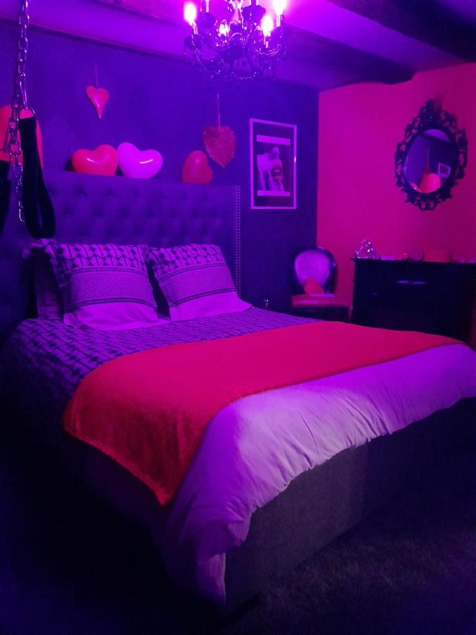 Love Room Le Rouge Et Noir Barr Exterior photo